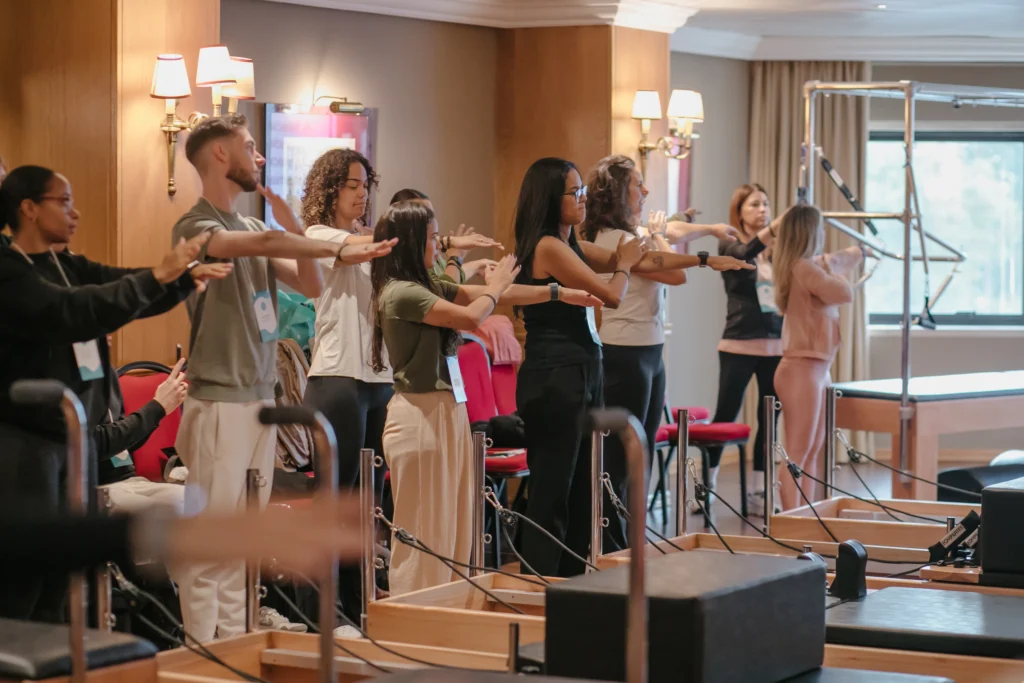 Grupo de formandos pratica movimentos durante uma formação presencial VOLL