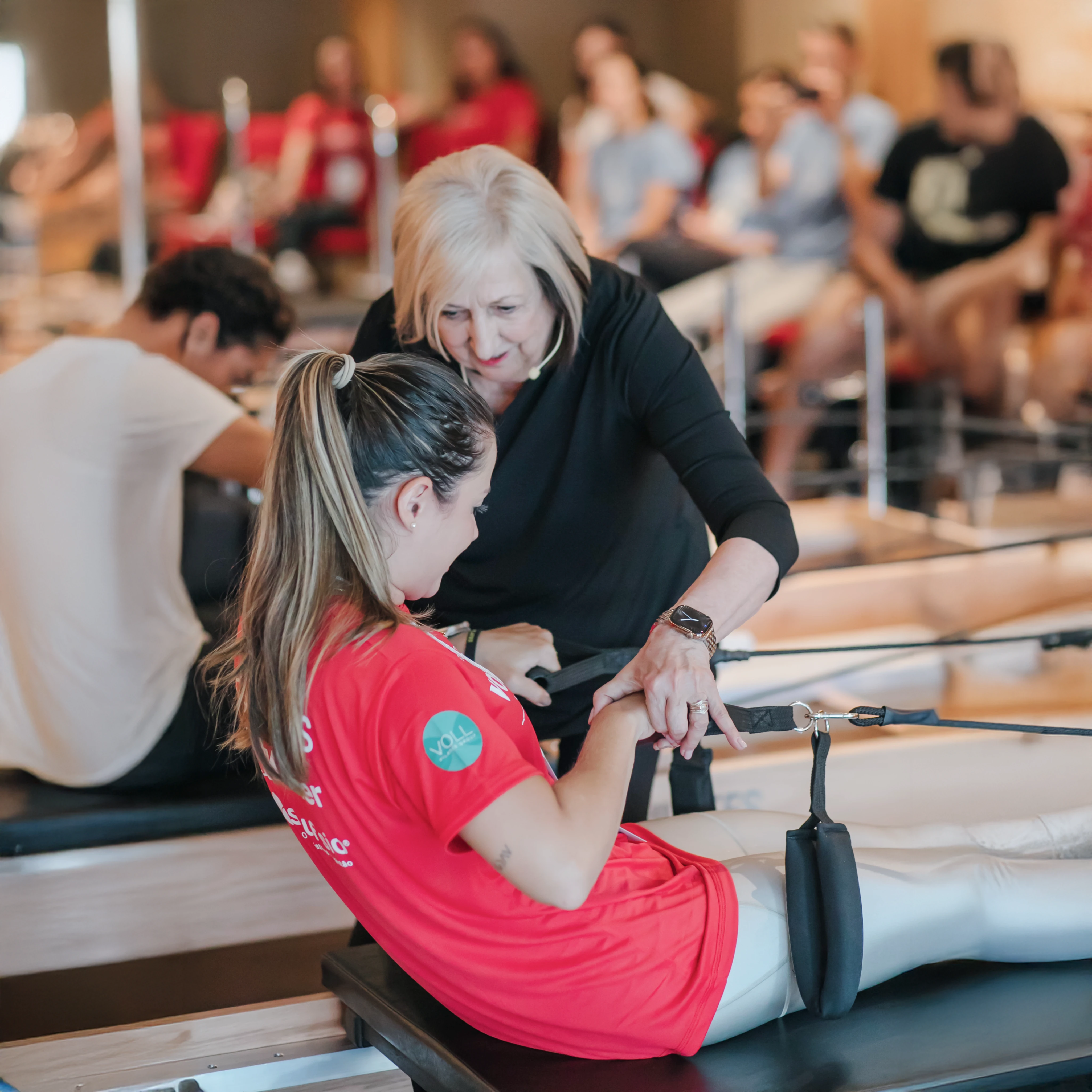 Demonstração de Pilates acompanhada por uma turma em formação VOLL
