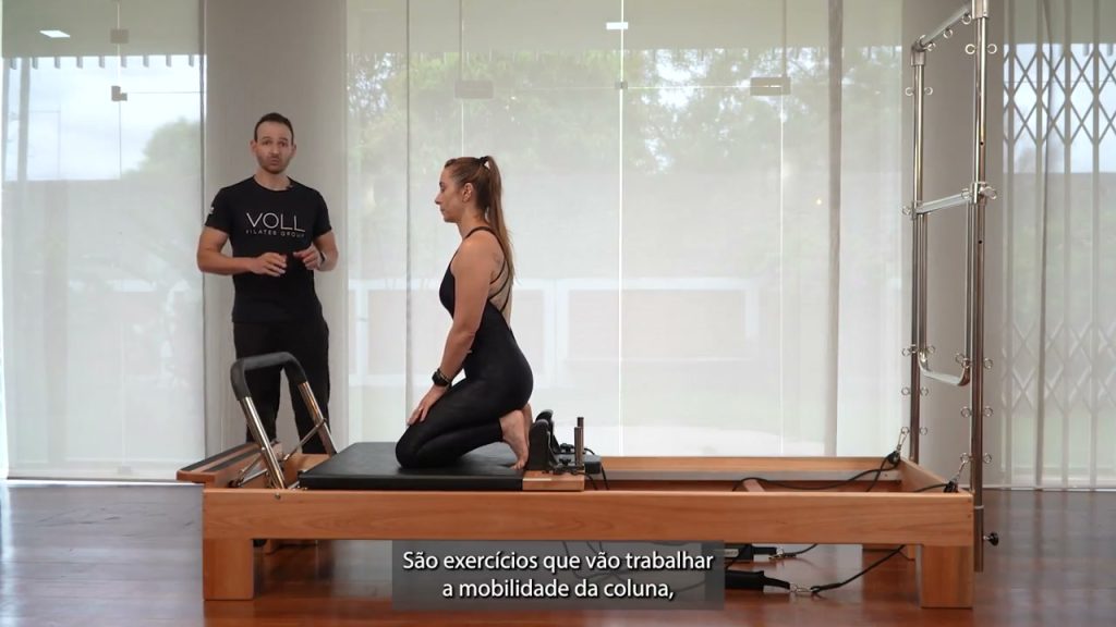 Excerto da aula online VOLL: formador explica uma demonstração no Reformer